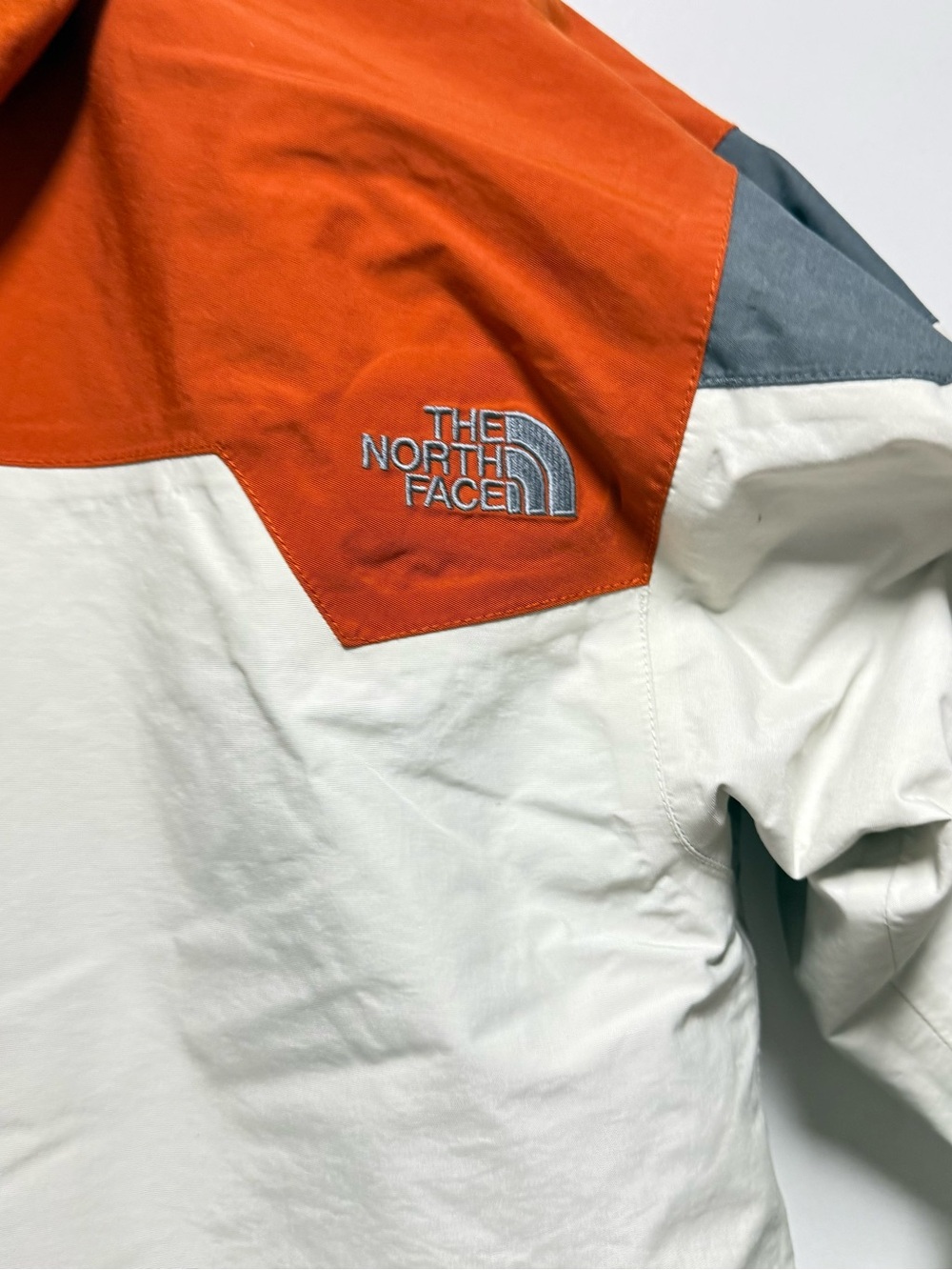 This is a The North Face Hyvent 3-in-1 insulated snow jacket in a white, orange - Picture 12 of 16